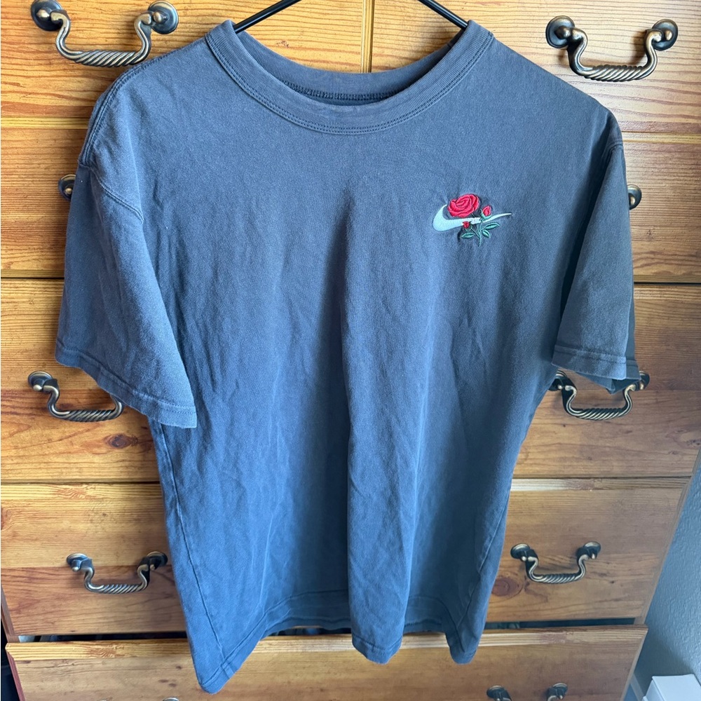 Nike Rose Swoosh logo t-shirt in black size small